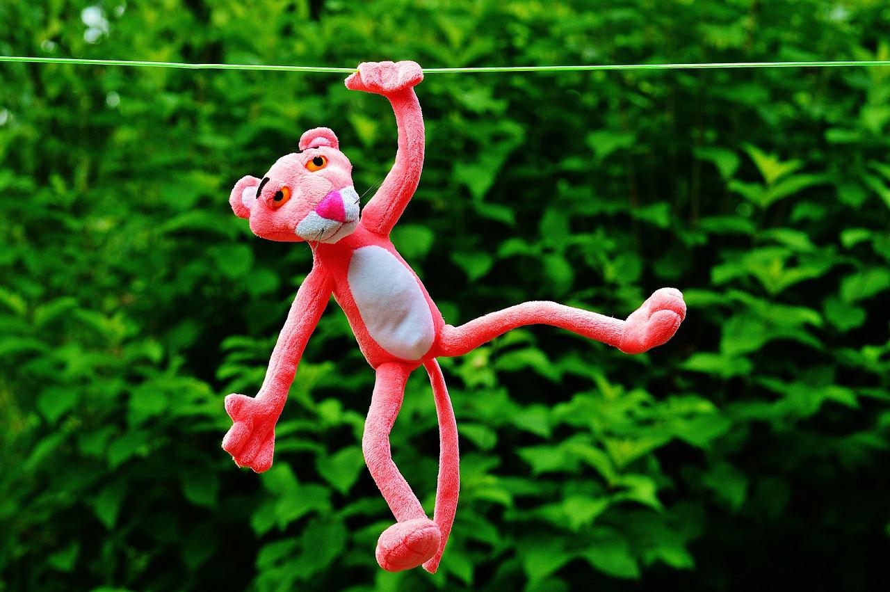 Pink Panther hält sich am Seil fest